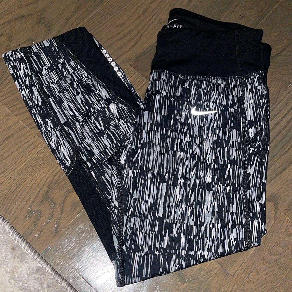 Nike running leggings with pocket inside